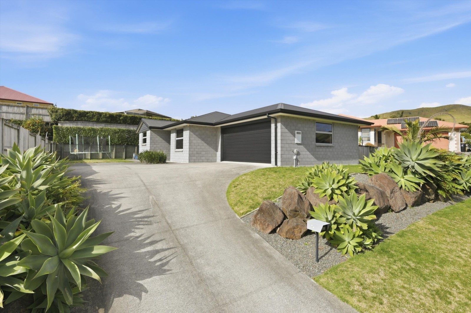 Smart Brick, Sharp Style and Space Outside — slide 1