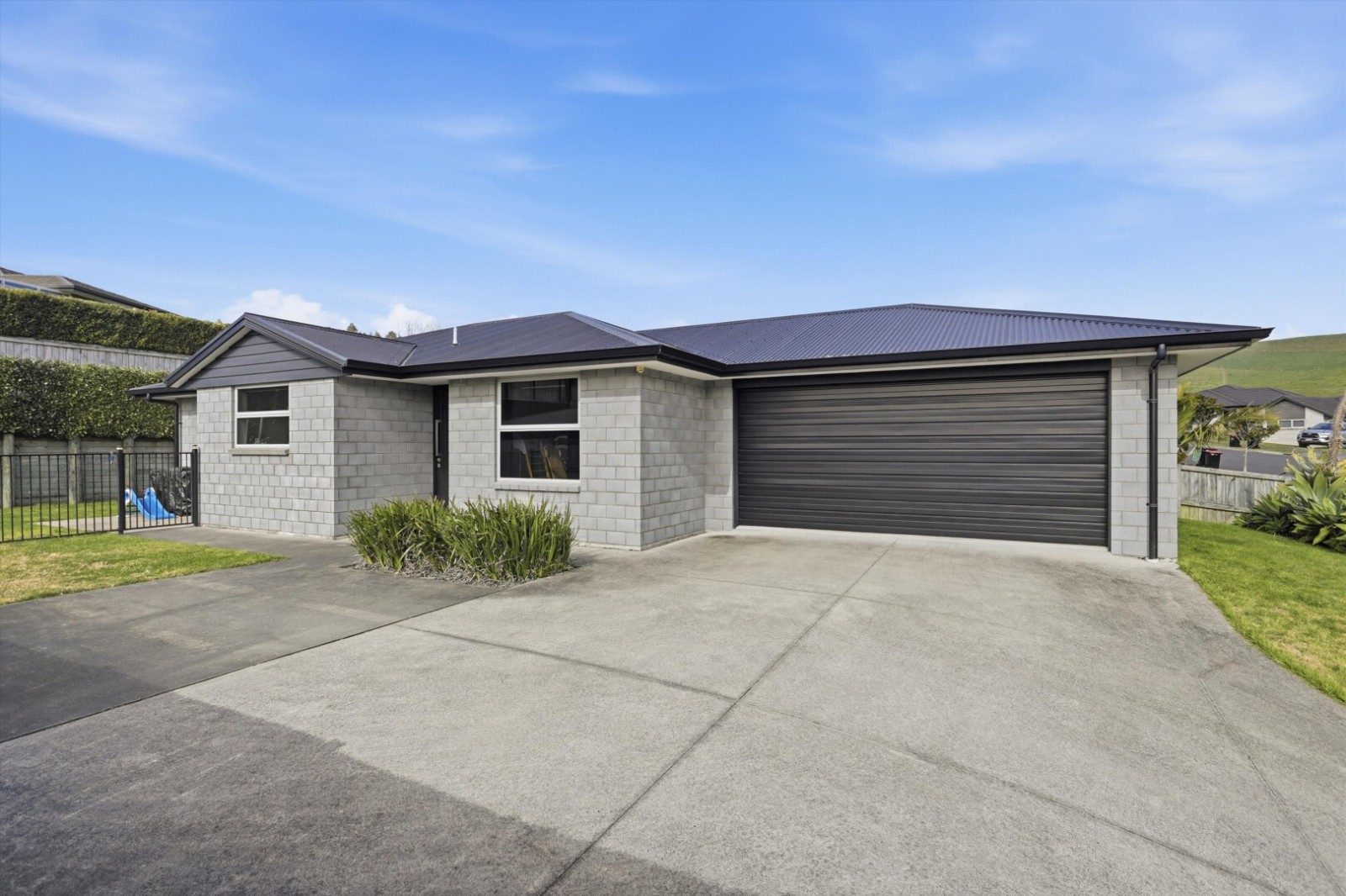 Smart Brick, Sharp Style and Space Outside — slide 14
