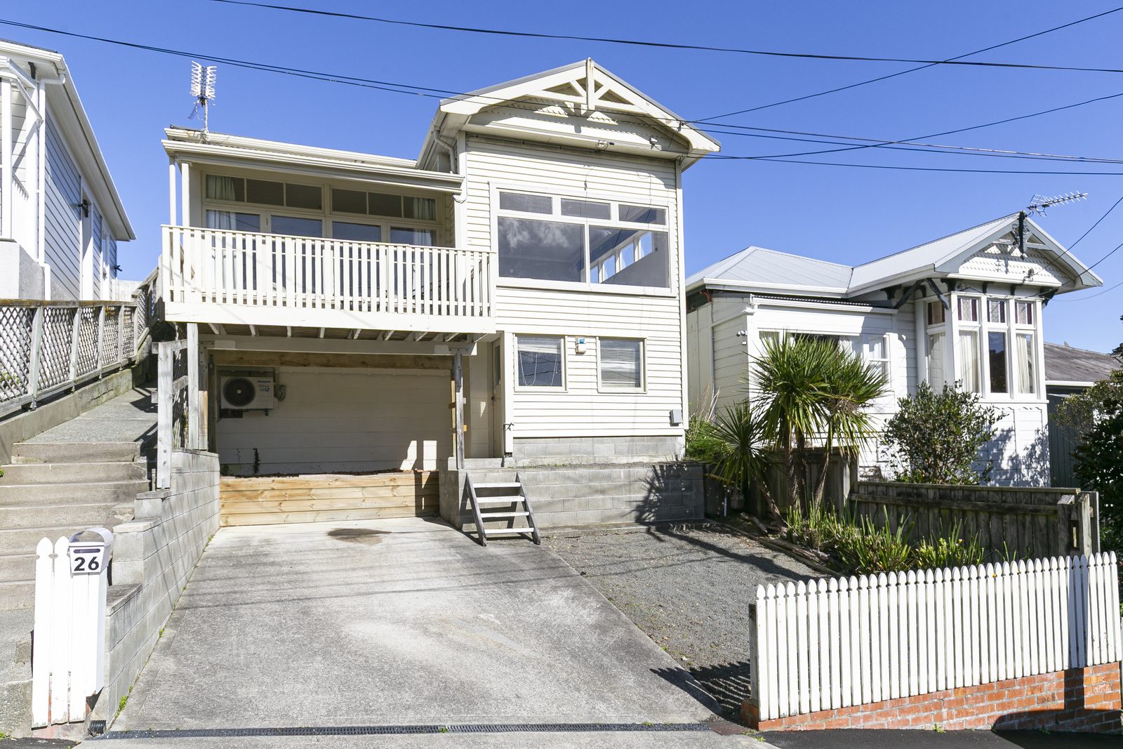 Sunny villa on Avon — slide 1