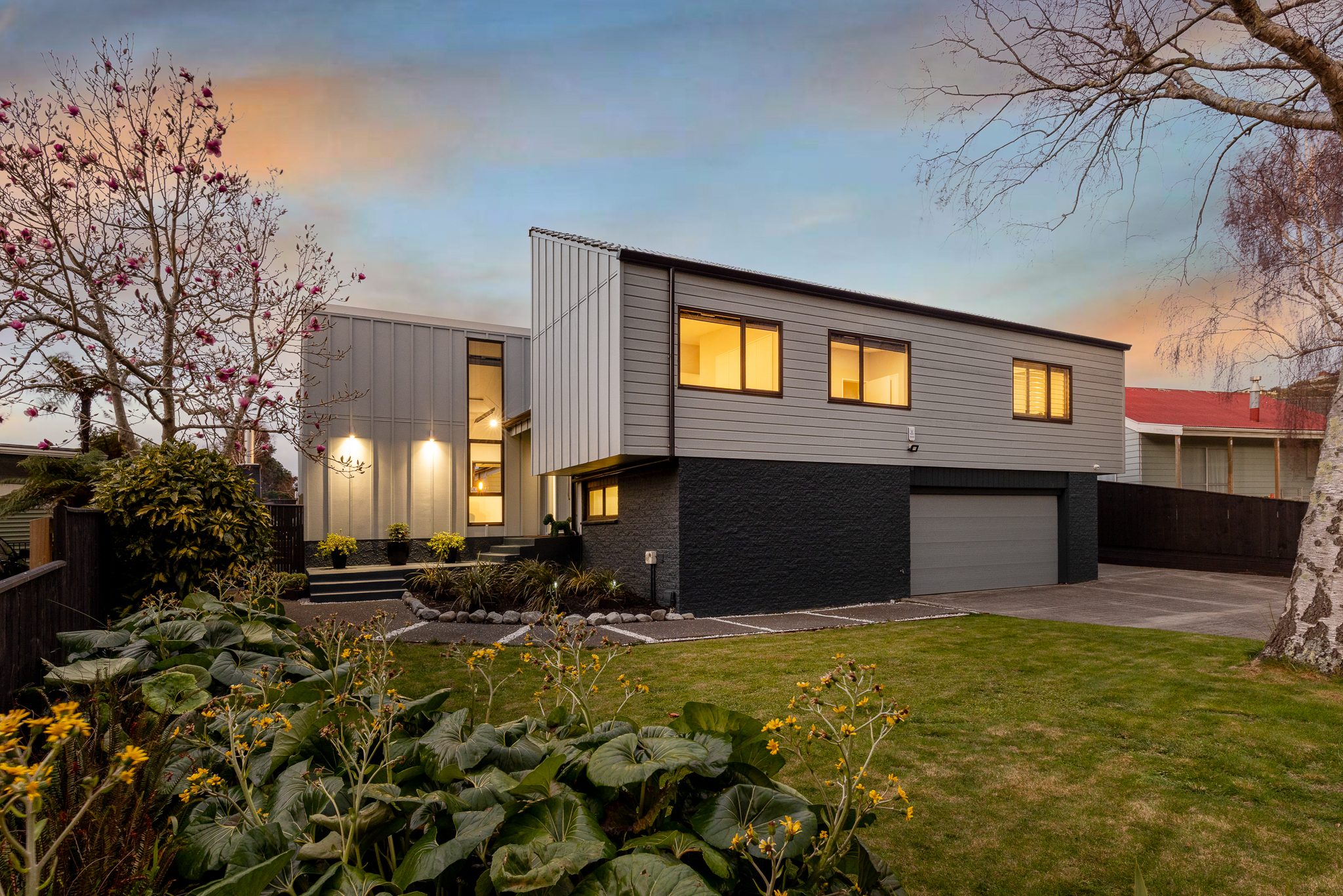 Stunning Home. Renowned Address! — slide 2
