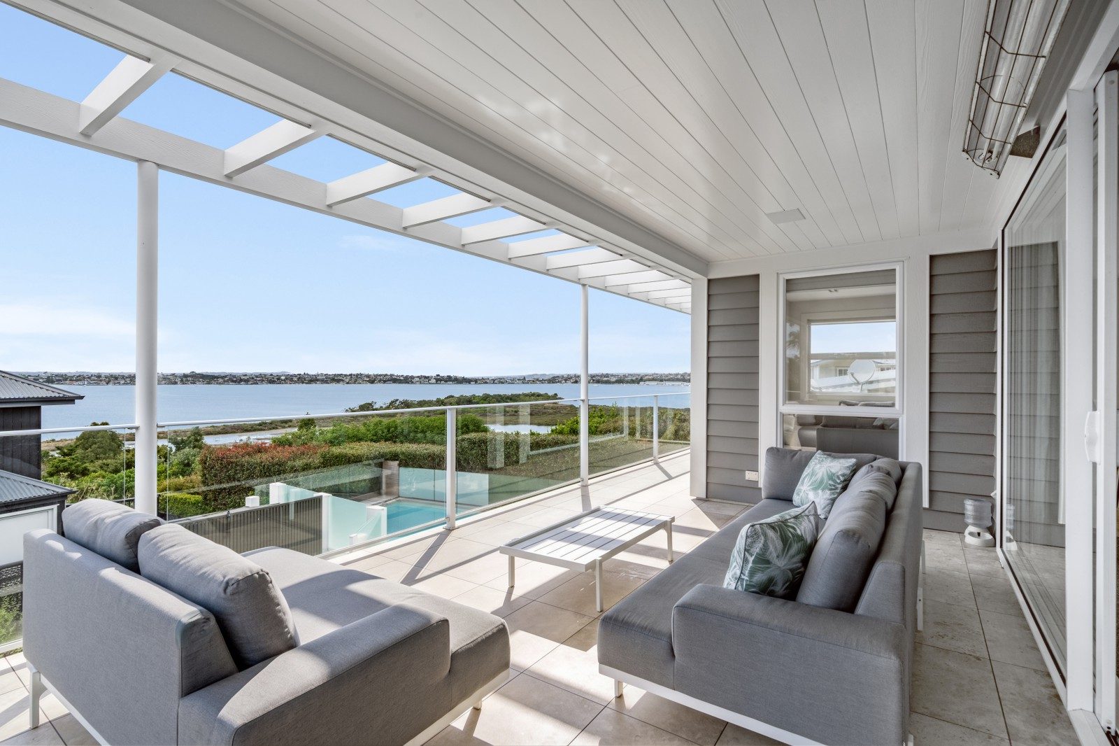 Water views, family scale – now priced... — slide 2
