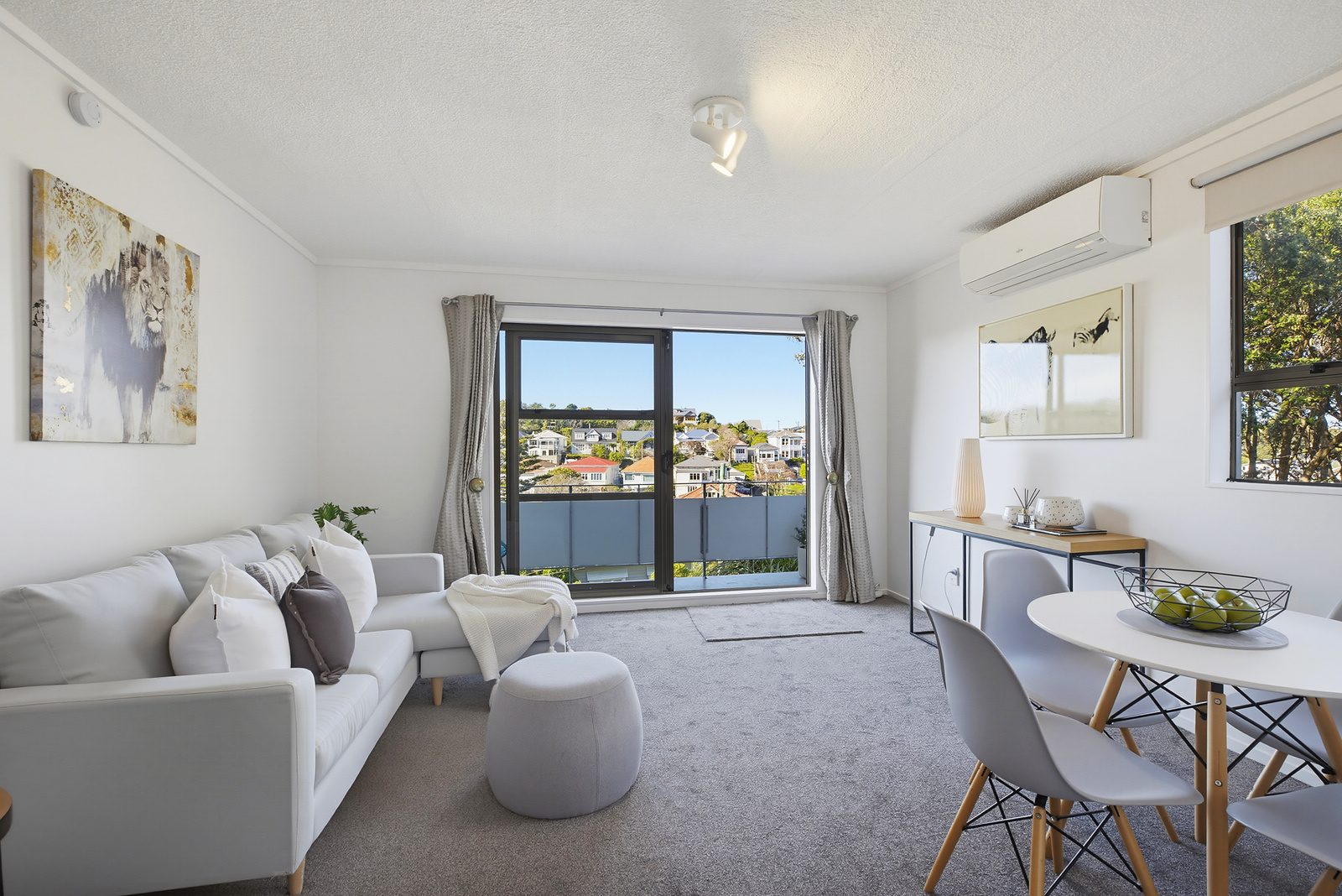 Superbly Presented Apartment & Priced to SELL! — slide 2