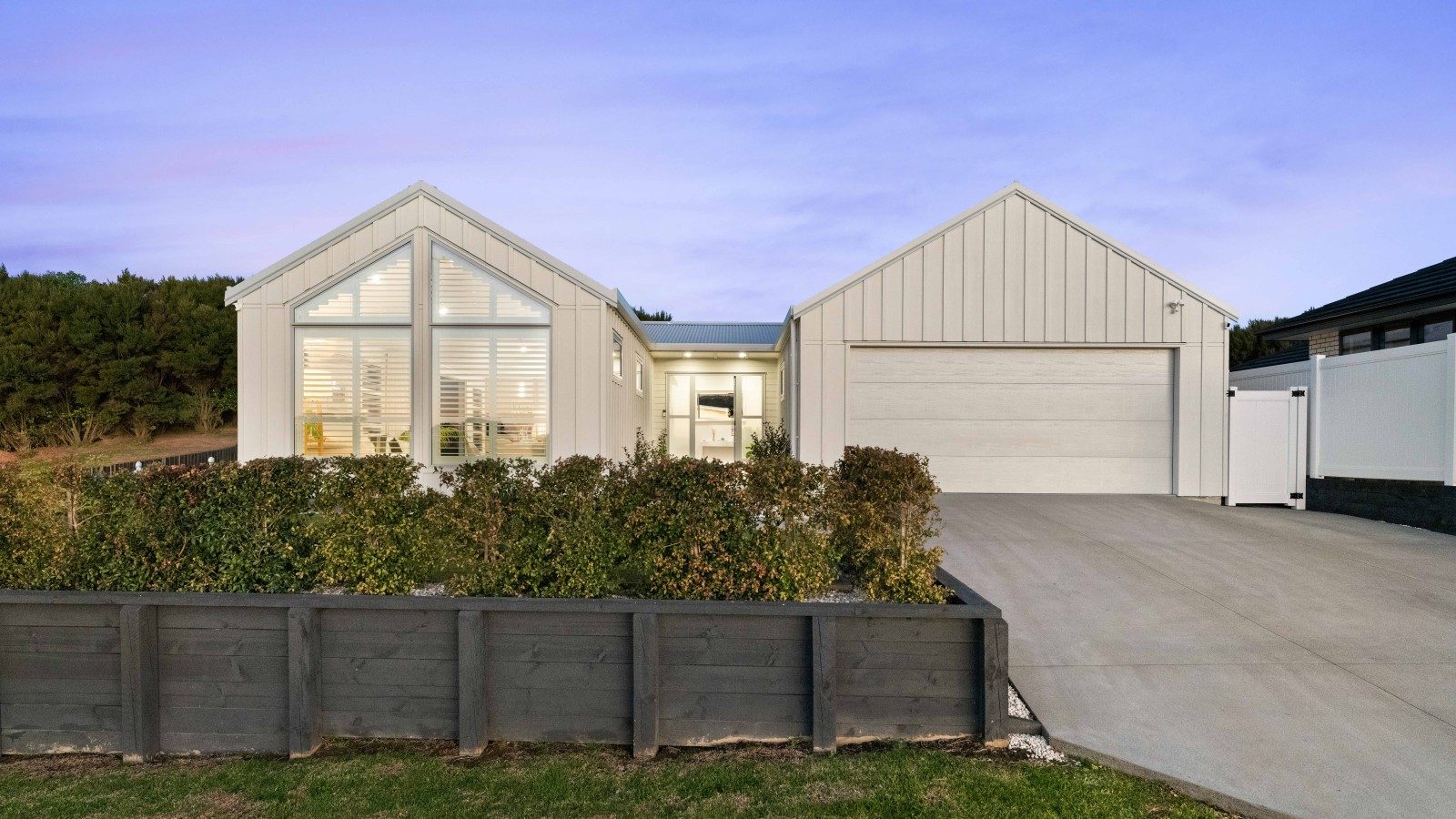 Uninterrupted Water Views. Sophisticated Living. — slide 2