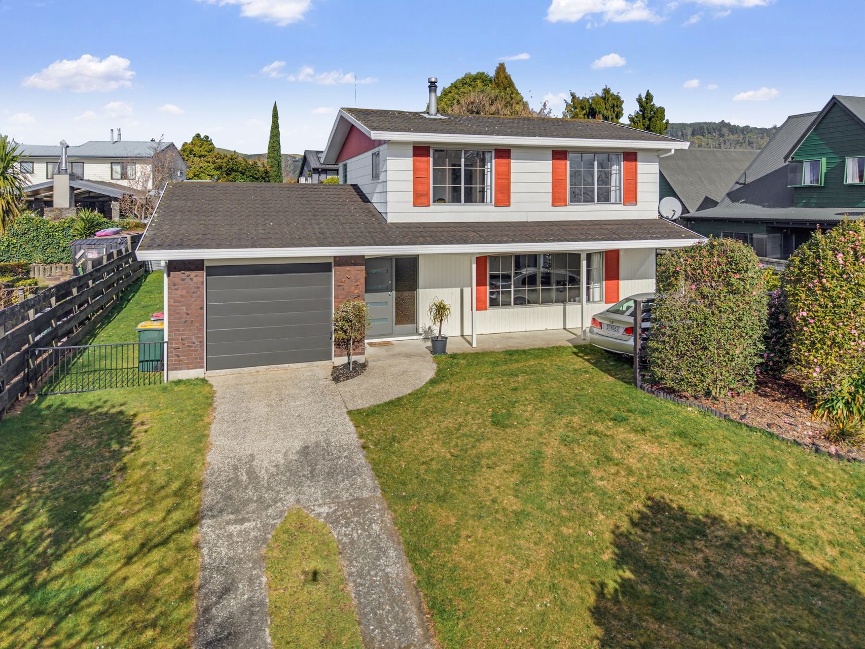 Family-Friendly Living in Lynmore! — slide 1
