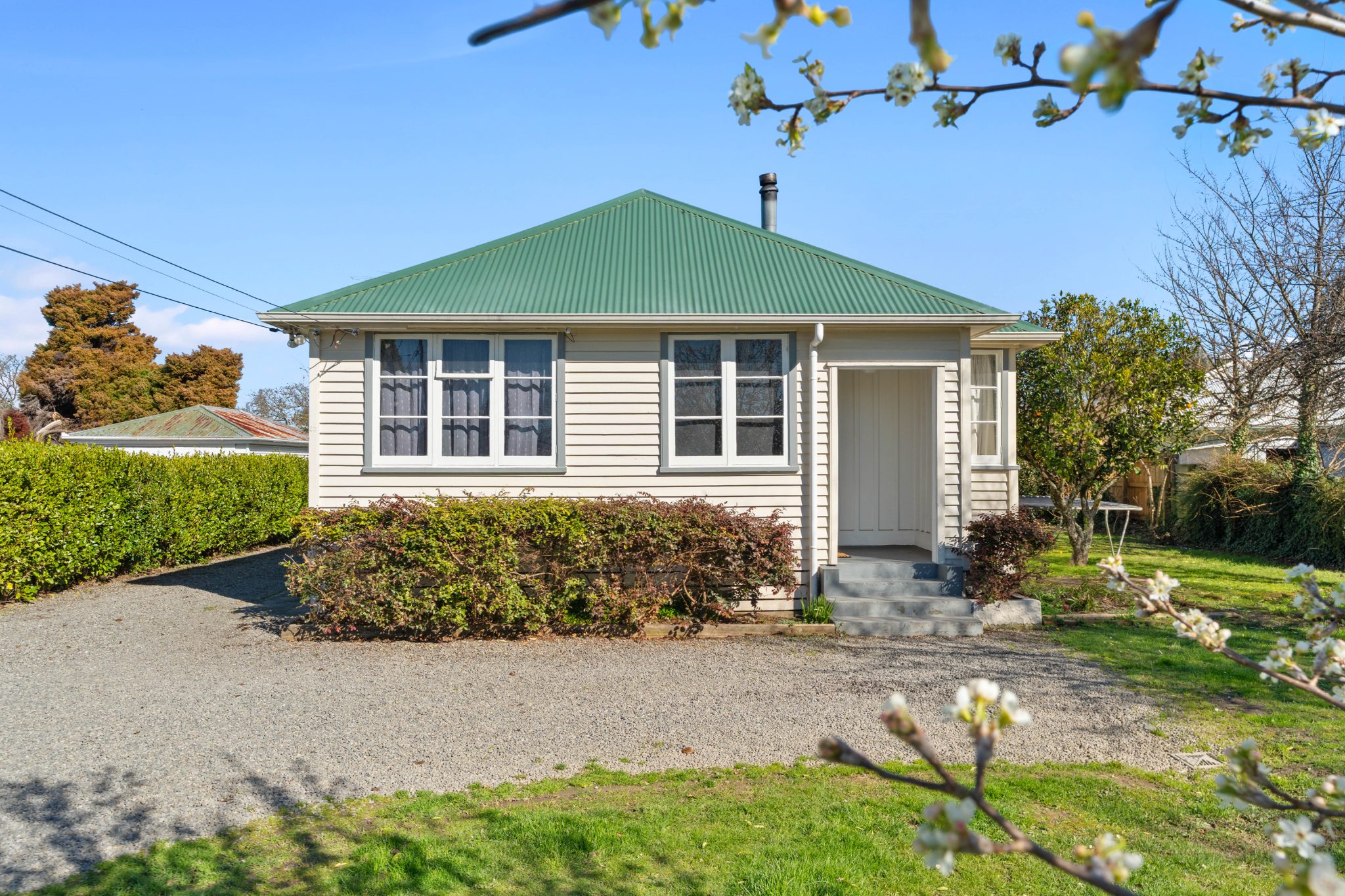 4 Bedrooms and Fantastic Location — slide 2