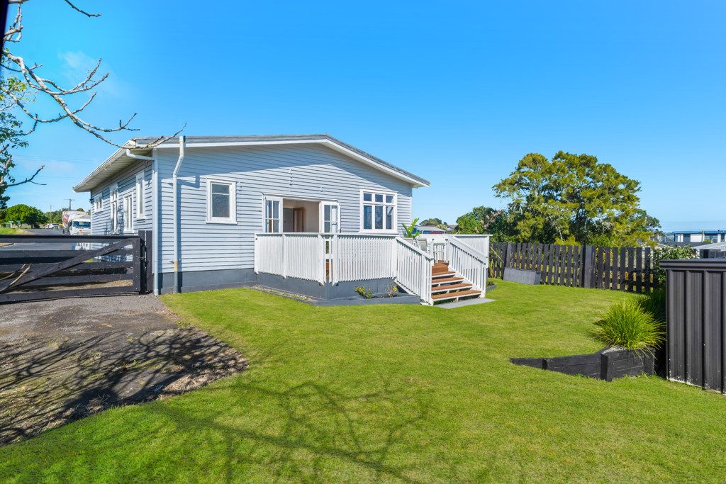 Lifestyle Bungalow by the Water — slide 2
