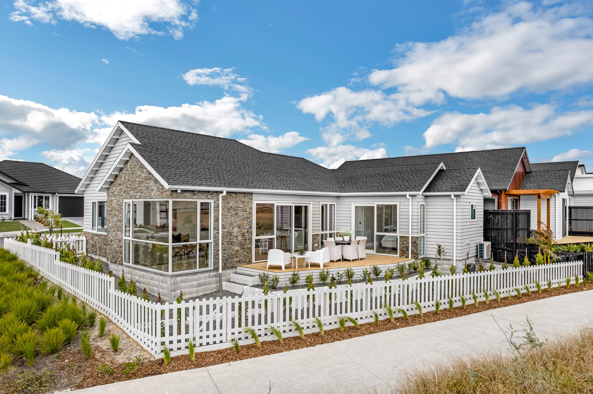 Sun-Drenched Corner Home / Panoramic Reserve Views — slide 2
