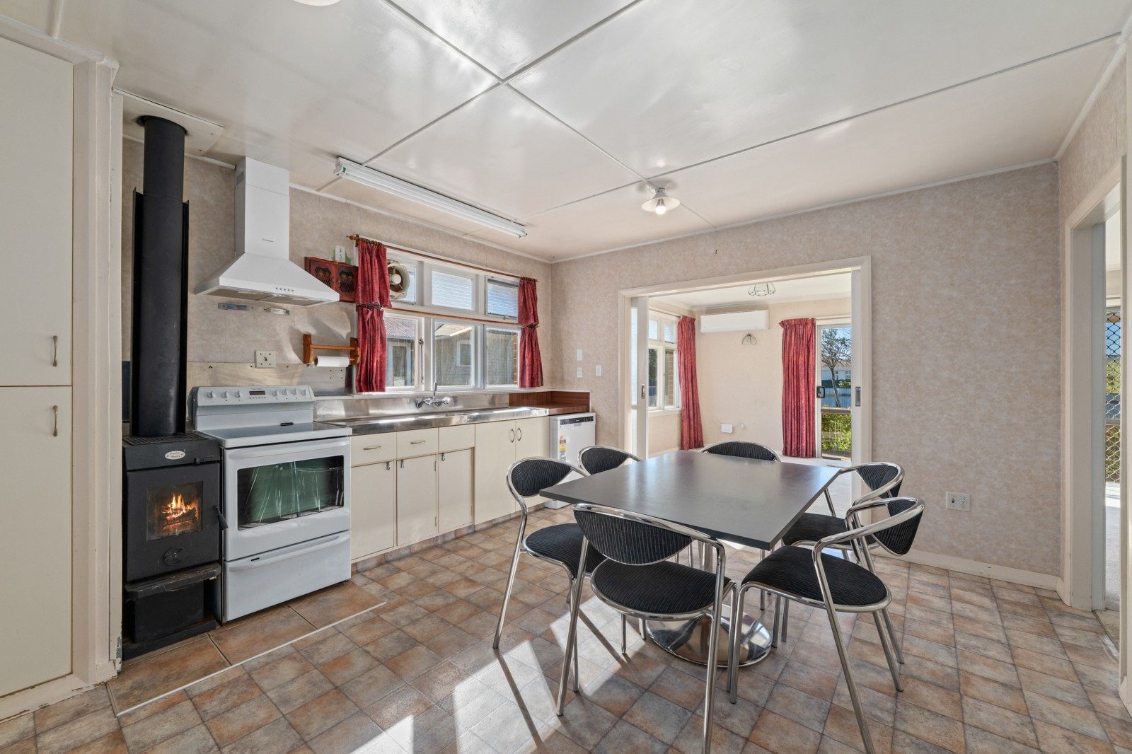 Comfortable living, convenient location — slide 2