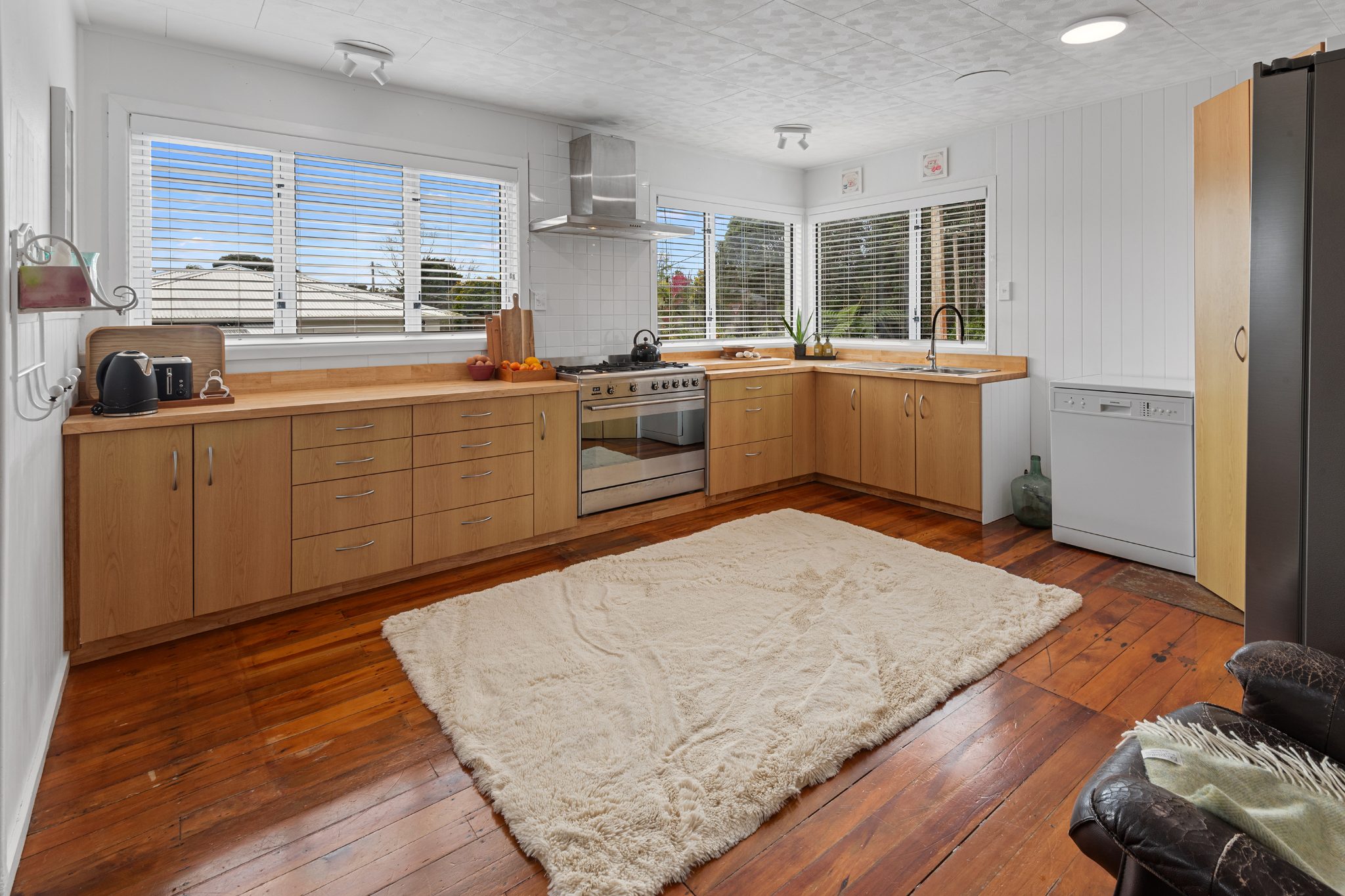 1950's Charm Meets Harbour Lifestyle - MUST SELL! — slide 2
