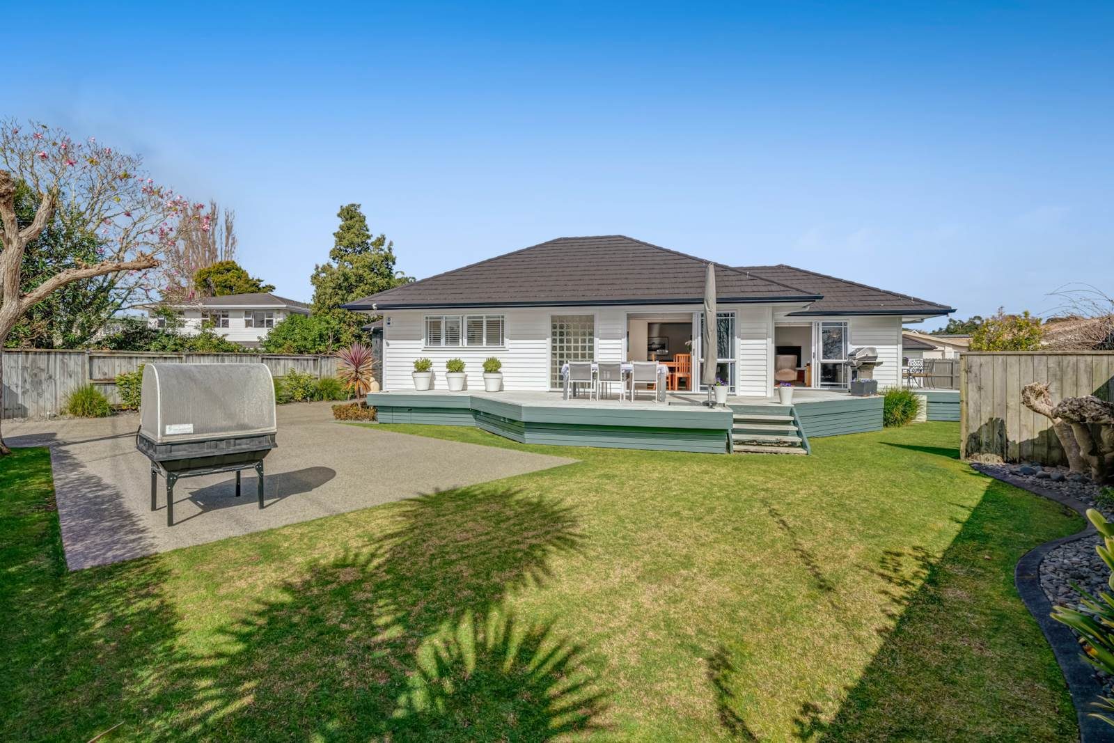 BEACHSIDE CLASSIC - TIMELESS, PRIVATE & SPACIOUS — slide 27