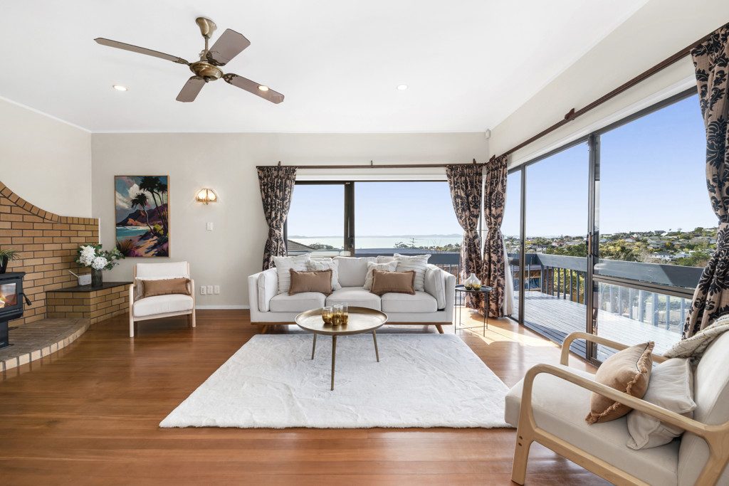 Home & Income With Sea Views In Macleans Zone — slide 2