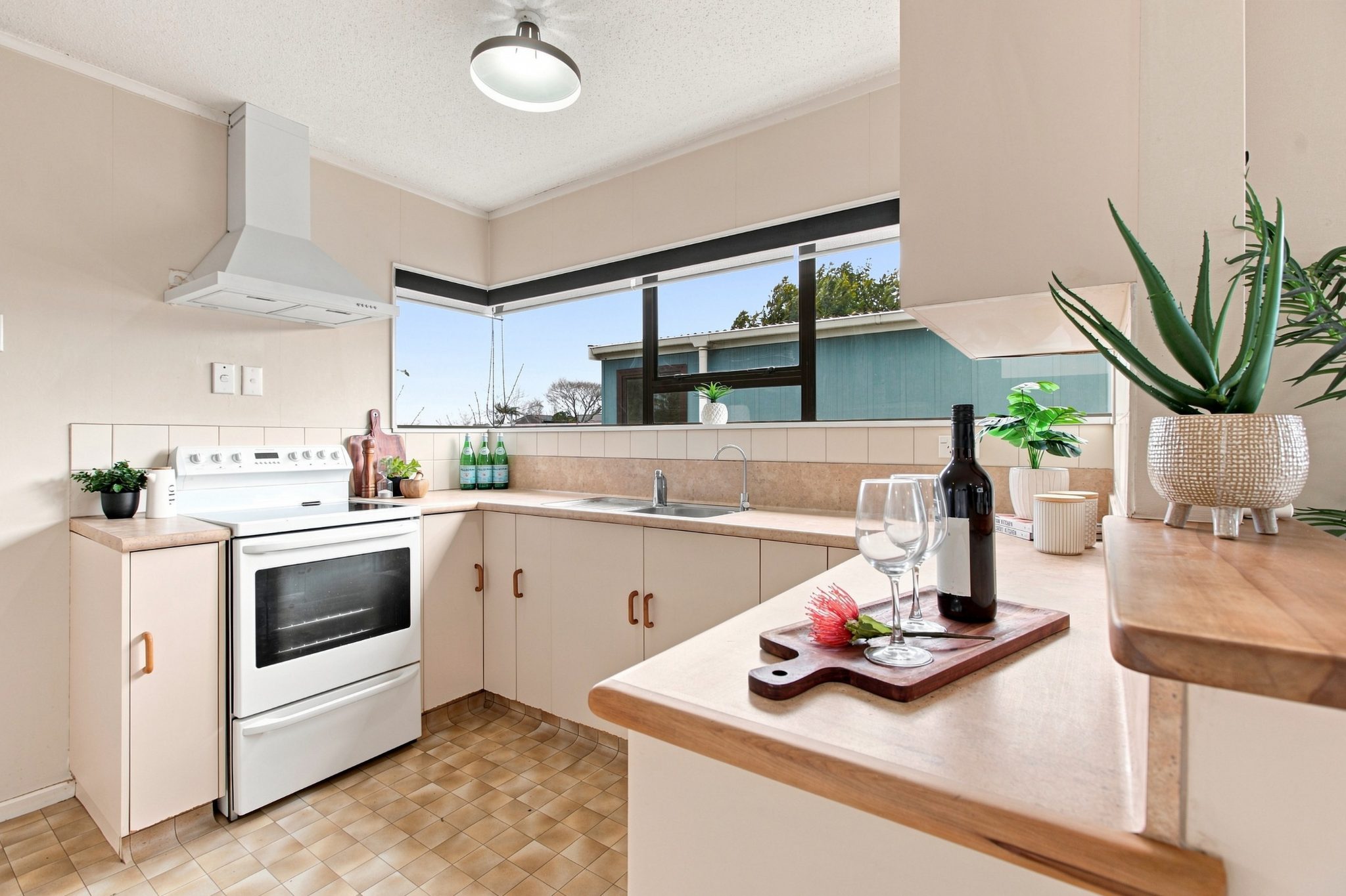 Single level living in a prime location — slide 2