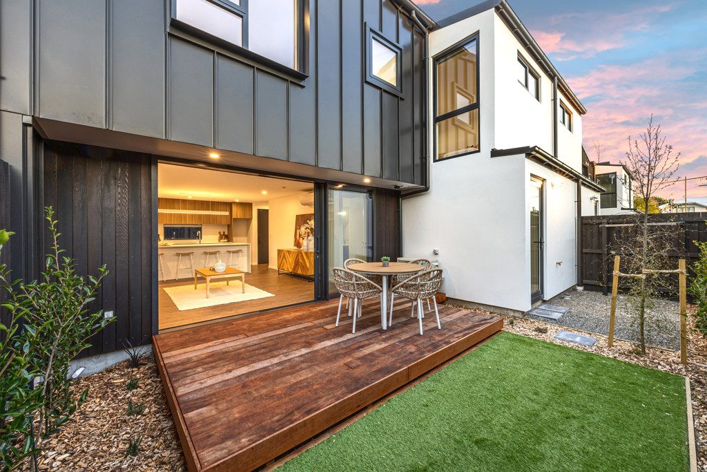 Architectural Edge, Garaging Included — slide 1