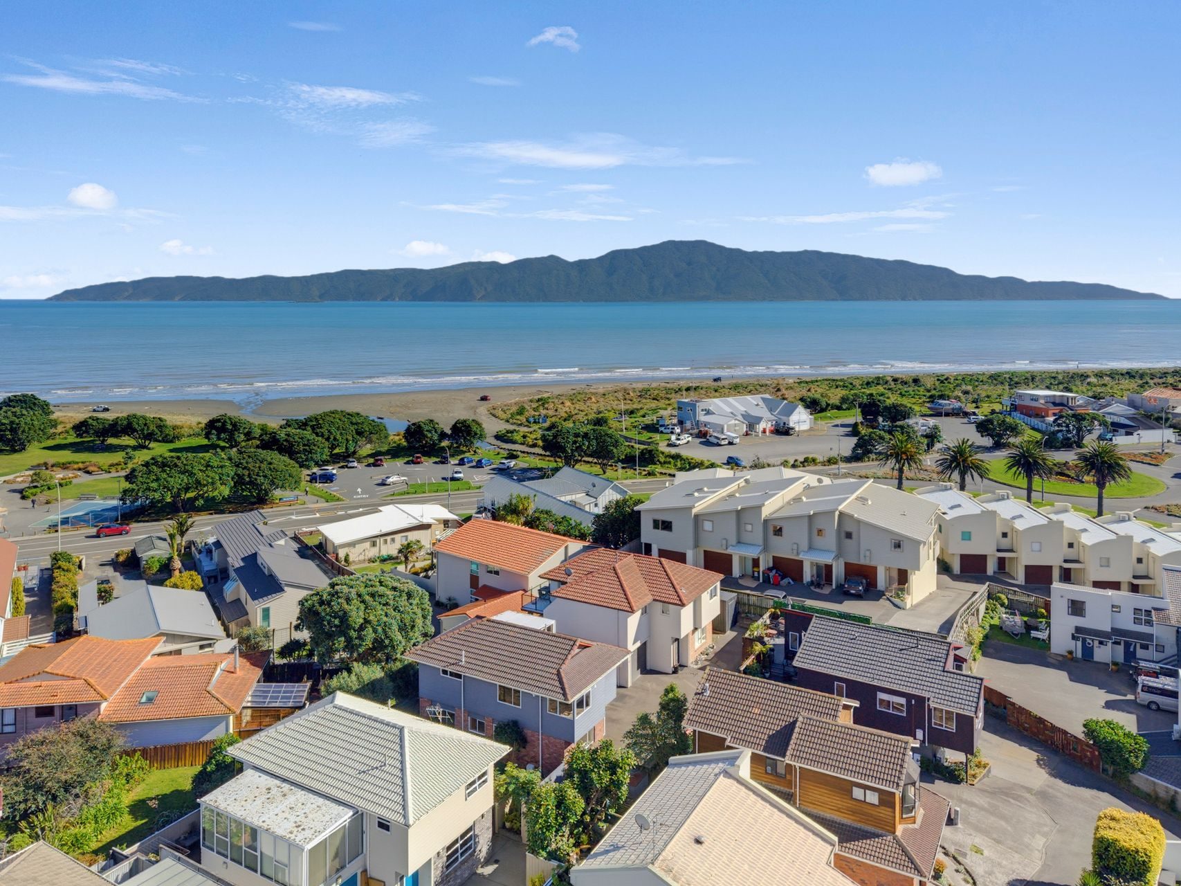 Fabulous Kapiti Views—Make Your Move This Weekend! — slide 1