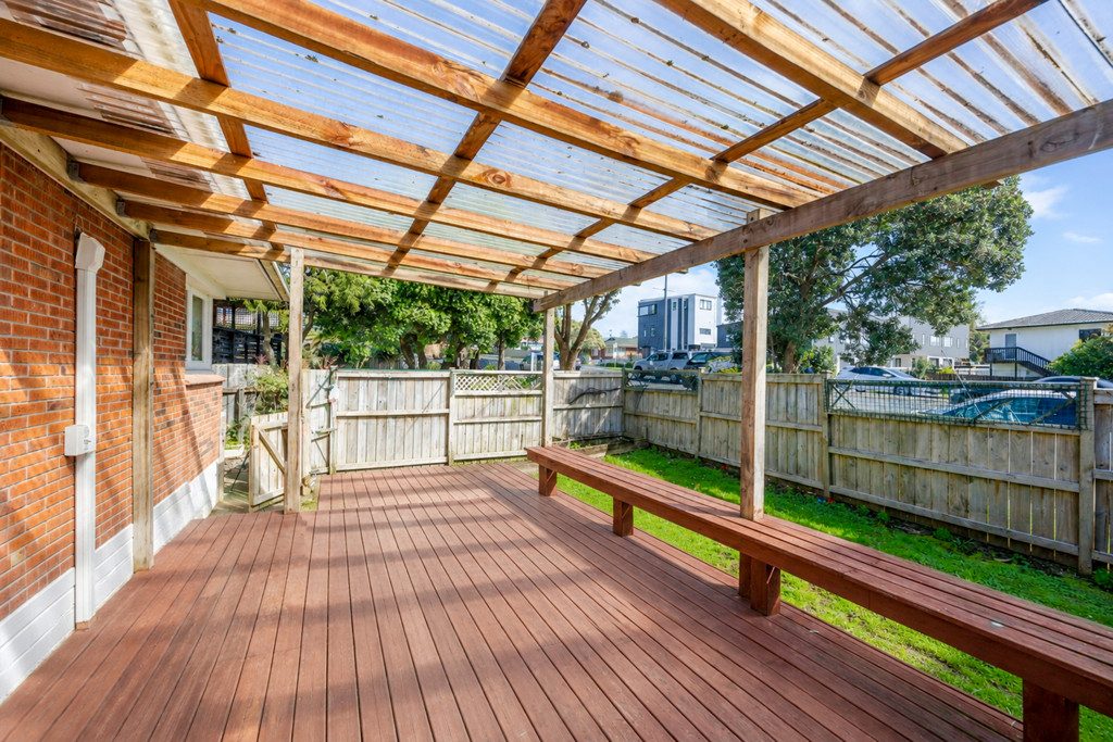 Convenient Pakuranga Living, Full of Potential — slide 2