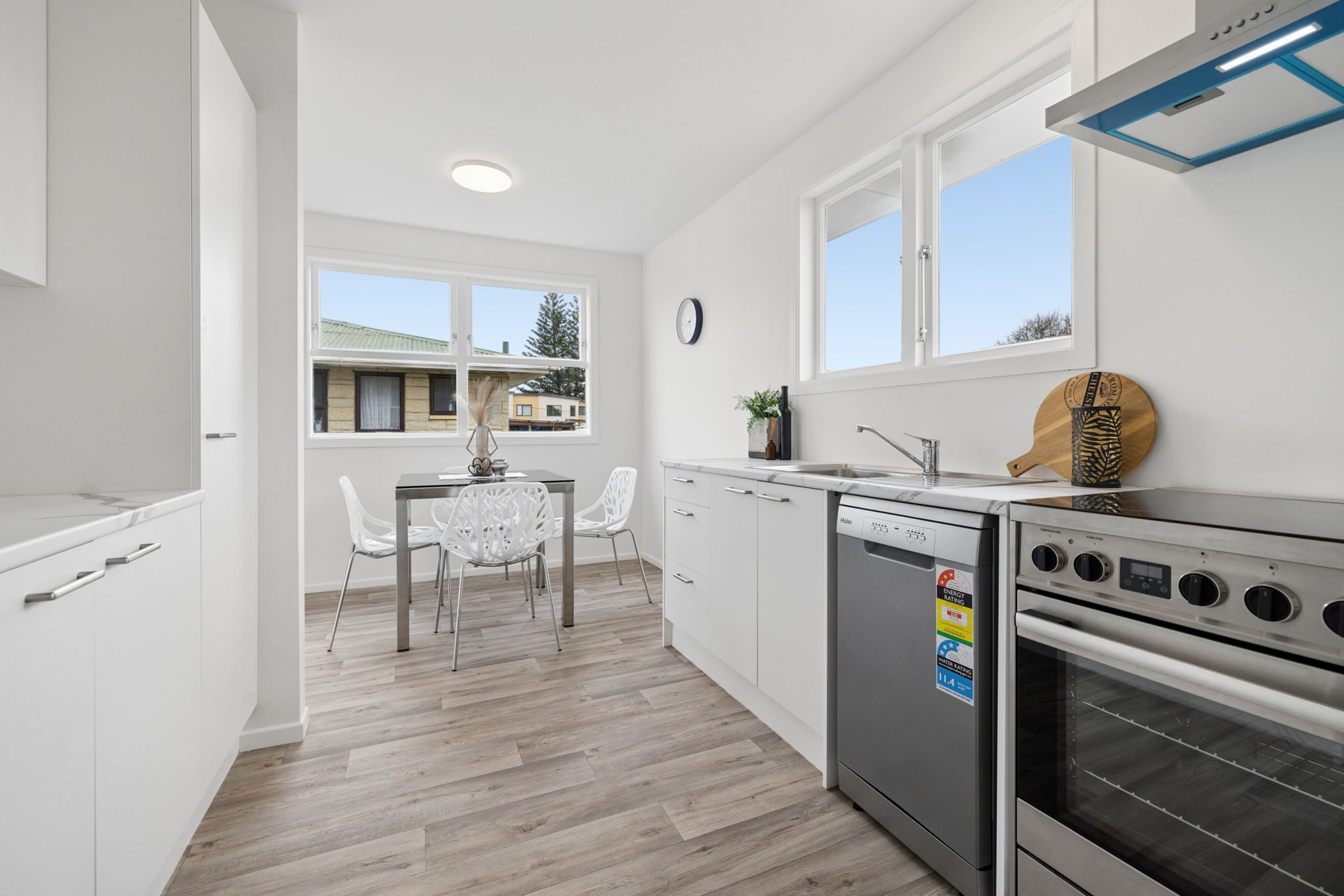 RENOVATED HOME & INCOME - 6 BEDS, 713M2 LAND! — slide 2