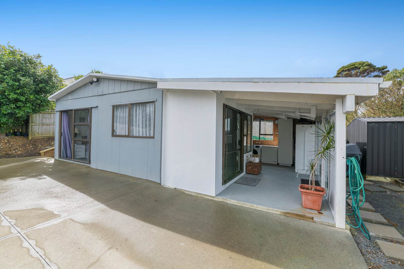 COASTAL CHIC - WITH SEPARATE ACCOMMODATION — slide 29