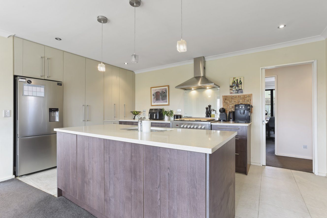 * UNDER OFFER * Family Luxury at Sycamore Close, R — slide 2
