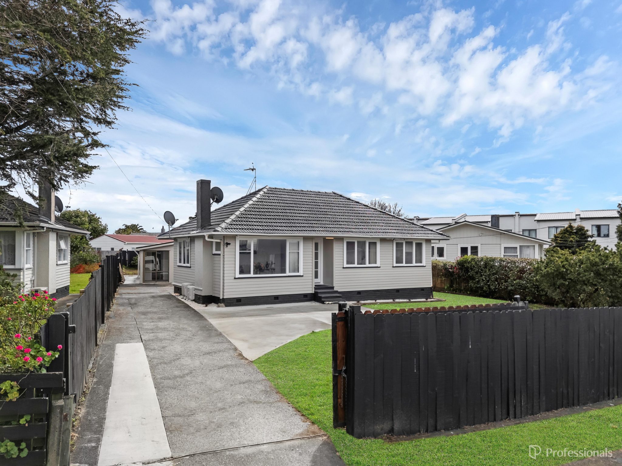 READY, SET, MOVE! - FULLY RENOVATED! — slide 1