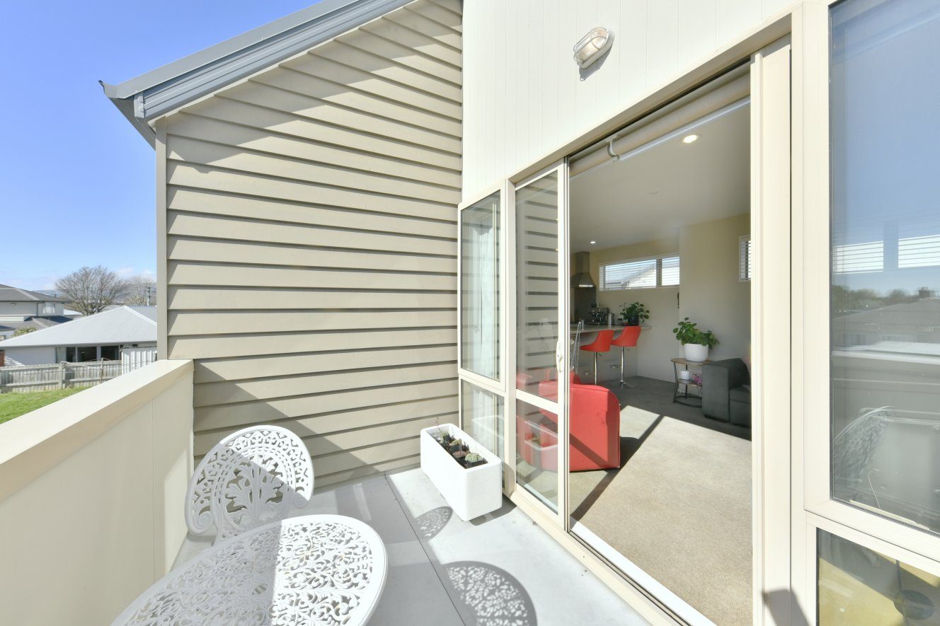 Sunny Spacious Apartment With Lock-Up Garage — slide 2