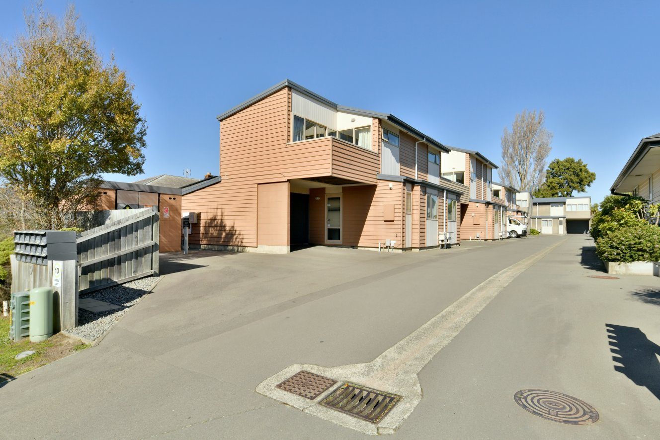 Sunny Spacious Apartment With Lock-Up Garage — slide 15