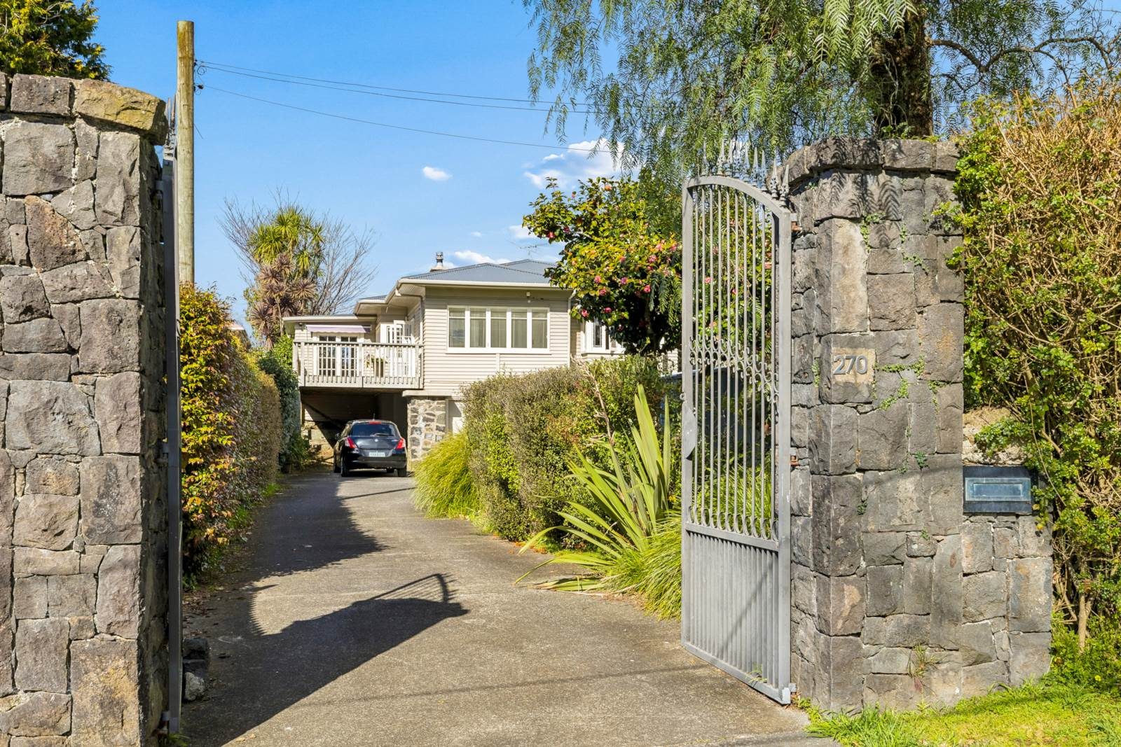 BIG LAND (974M²), GREAT LOCATION, HUGE OPPORTUNITY — slide 2
