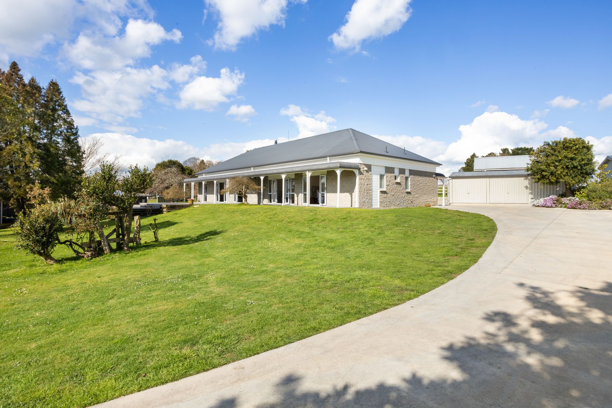 Space, Privacy & Family Living on 3340m² approx. — slide 1