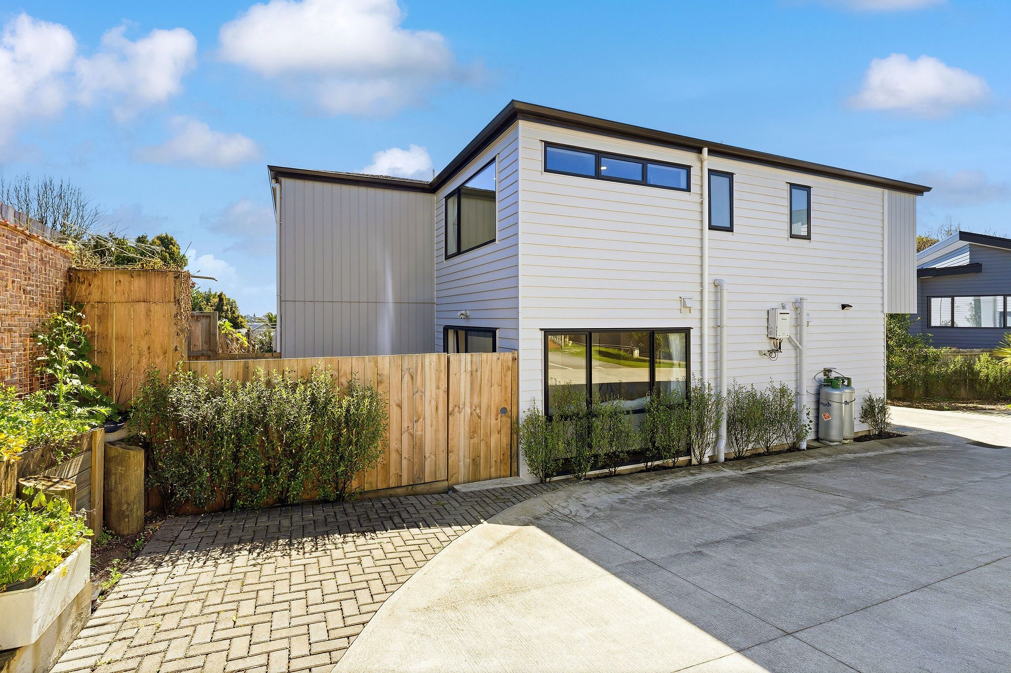 Modern, Easy-Care Living in the Rangi Zone — slide 1