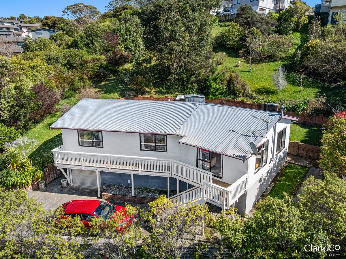 Charming Whitby Home With Great Potential — slide 1