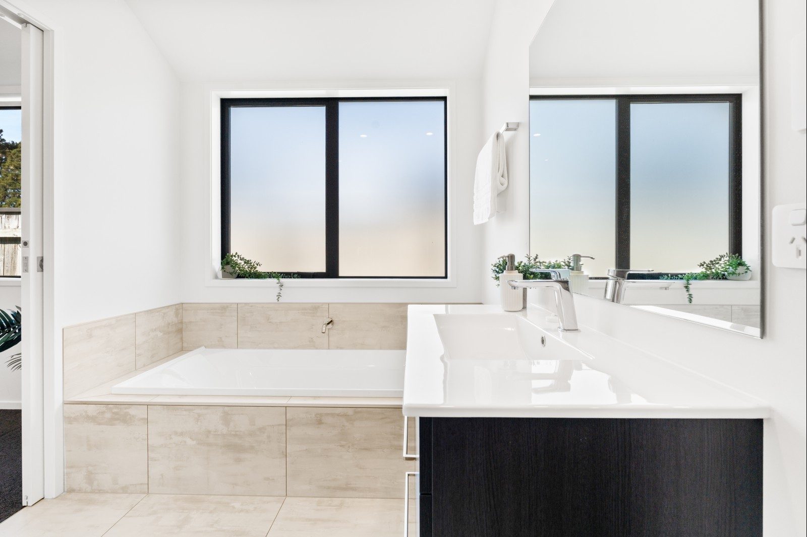 Modern elegance in Highlands Park — slide 2