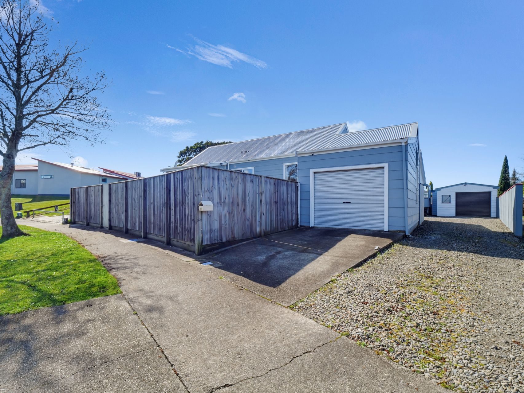 Easy Living Beside Kelvin Grove Park — slide 2