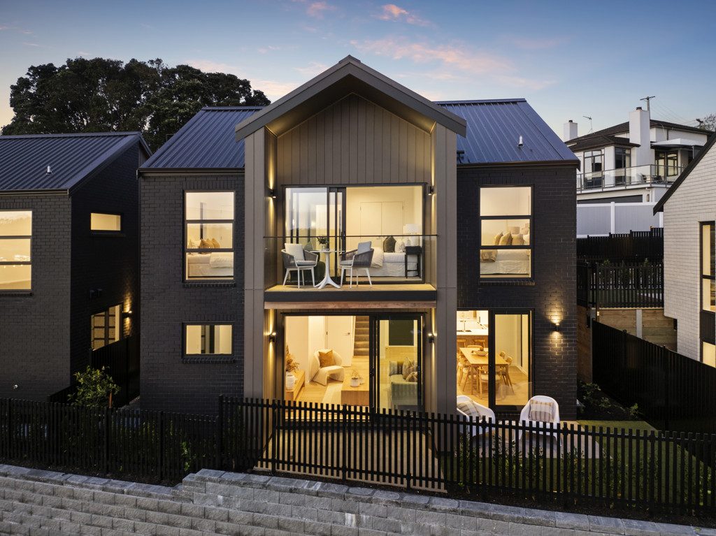 Prestige Racecourse Living — slide 1