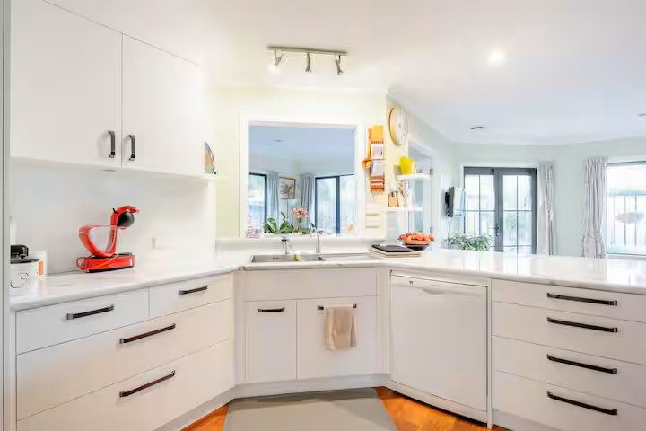 Derwent Street Delight in Island Bay! — slide 2