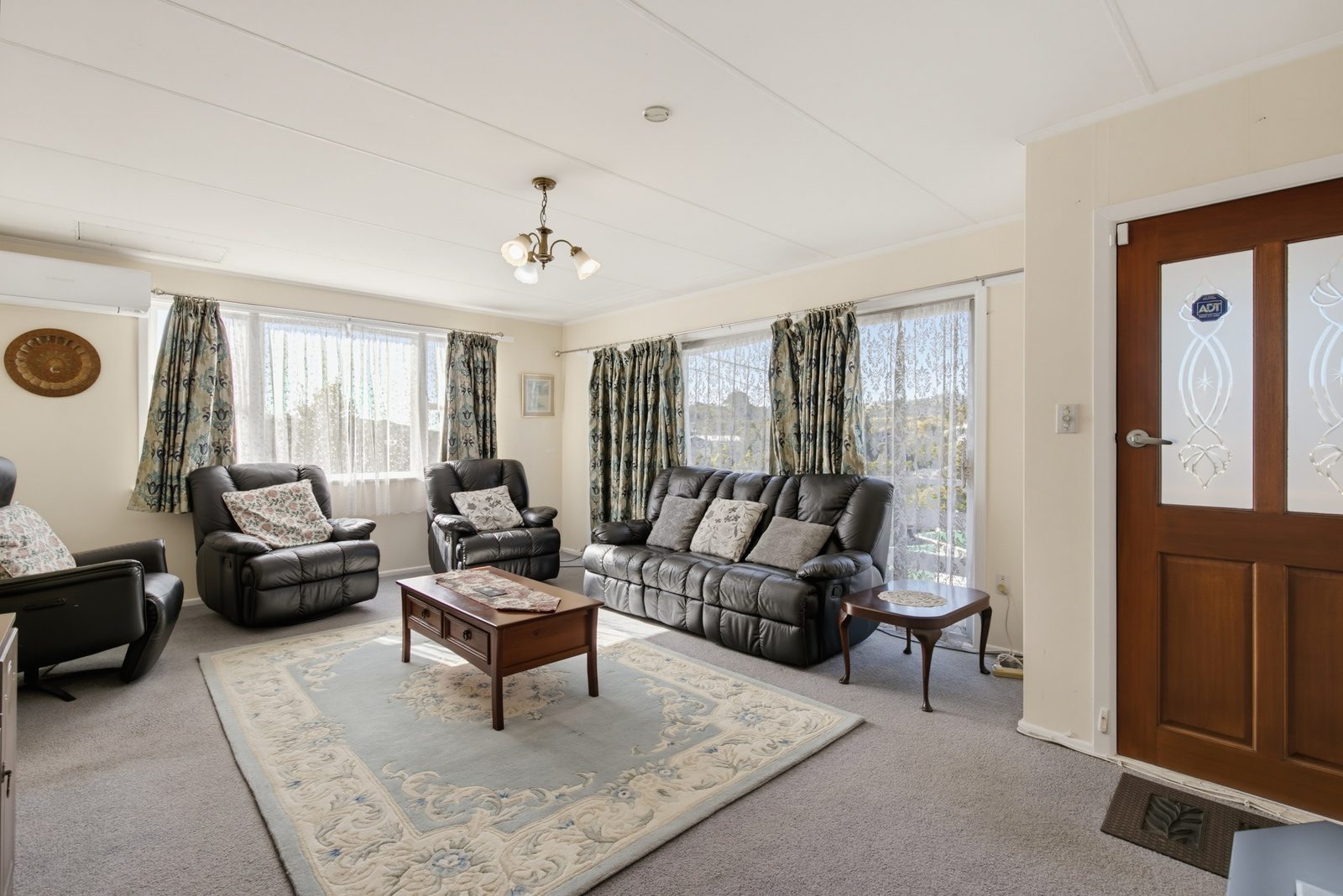 Ideal for first home & fantastic location — slide 2