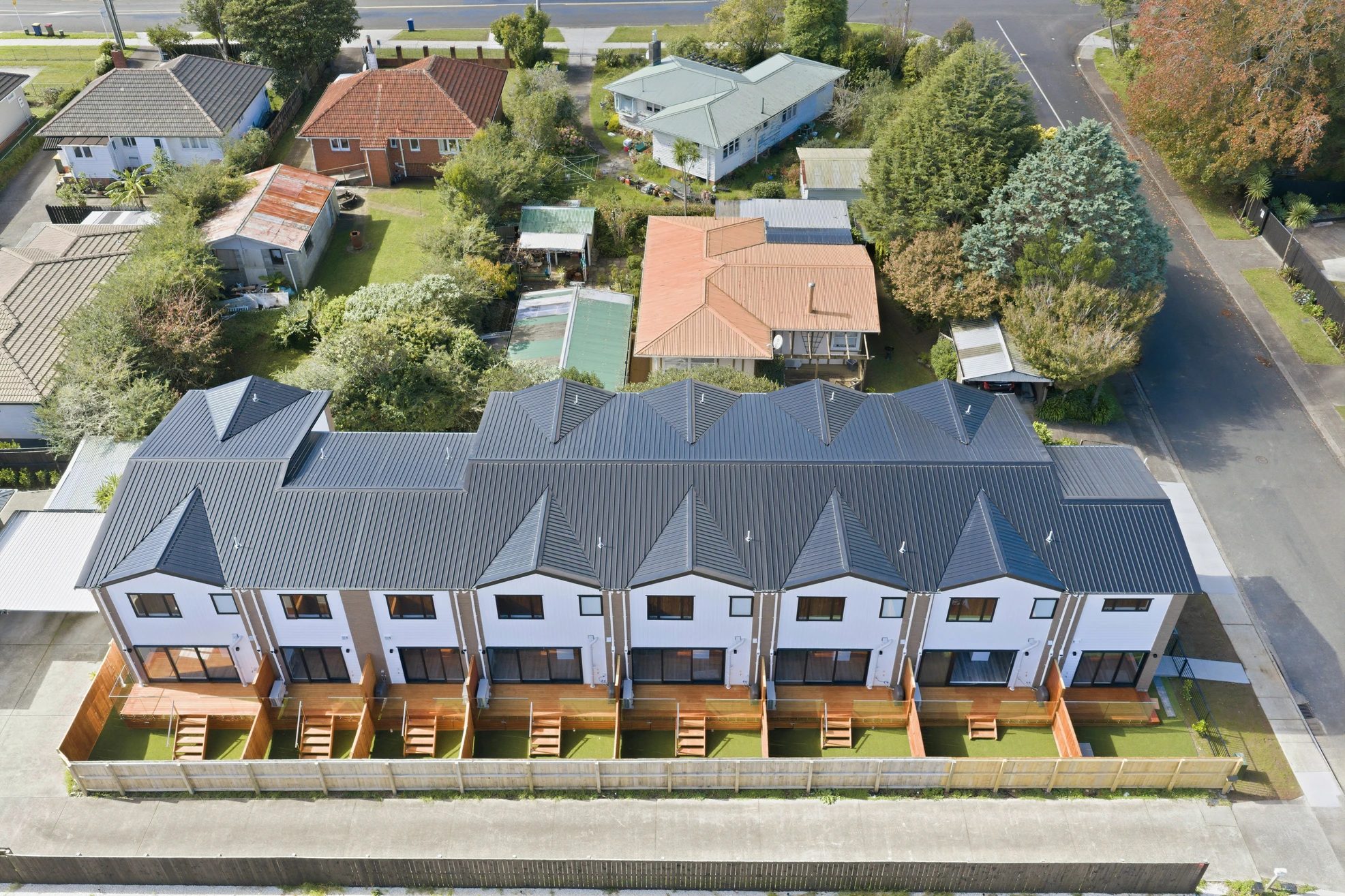 Modern Family Living in the Heart of Ranui! — slide 33