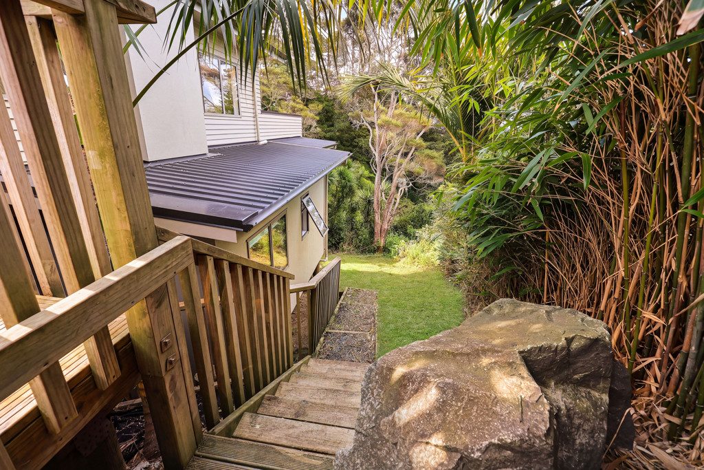 A Romantic Retreat Overlooking Native Bush — slide 46