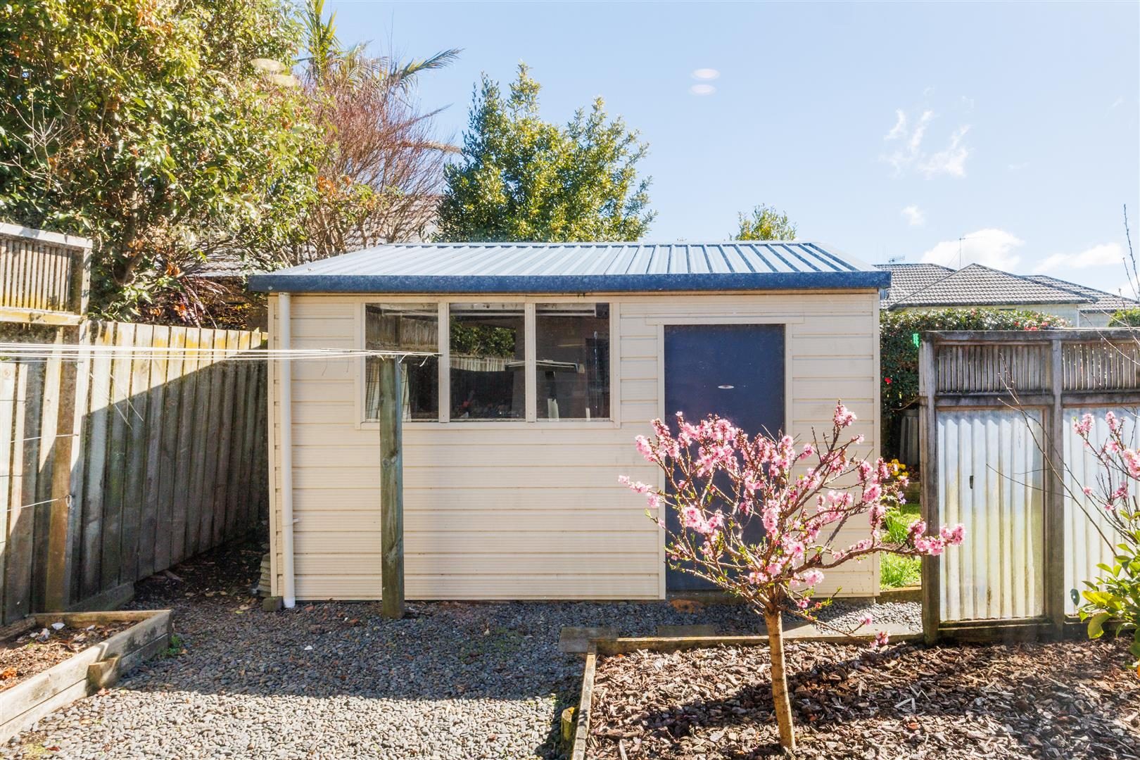 TEAM LEWIS - STUNNING SUN TRAP — slide 31