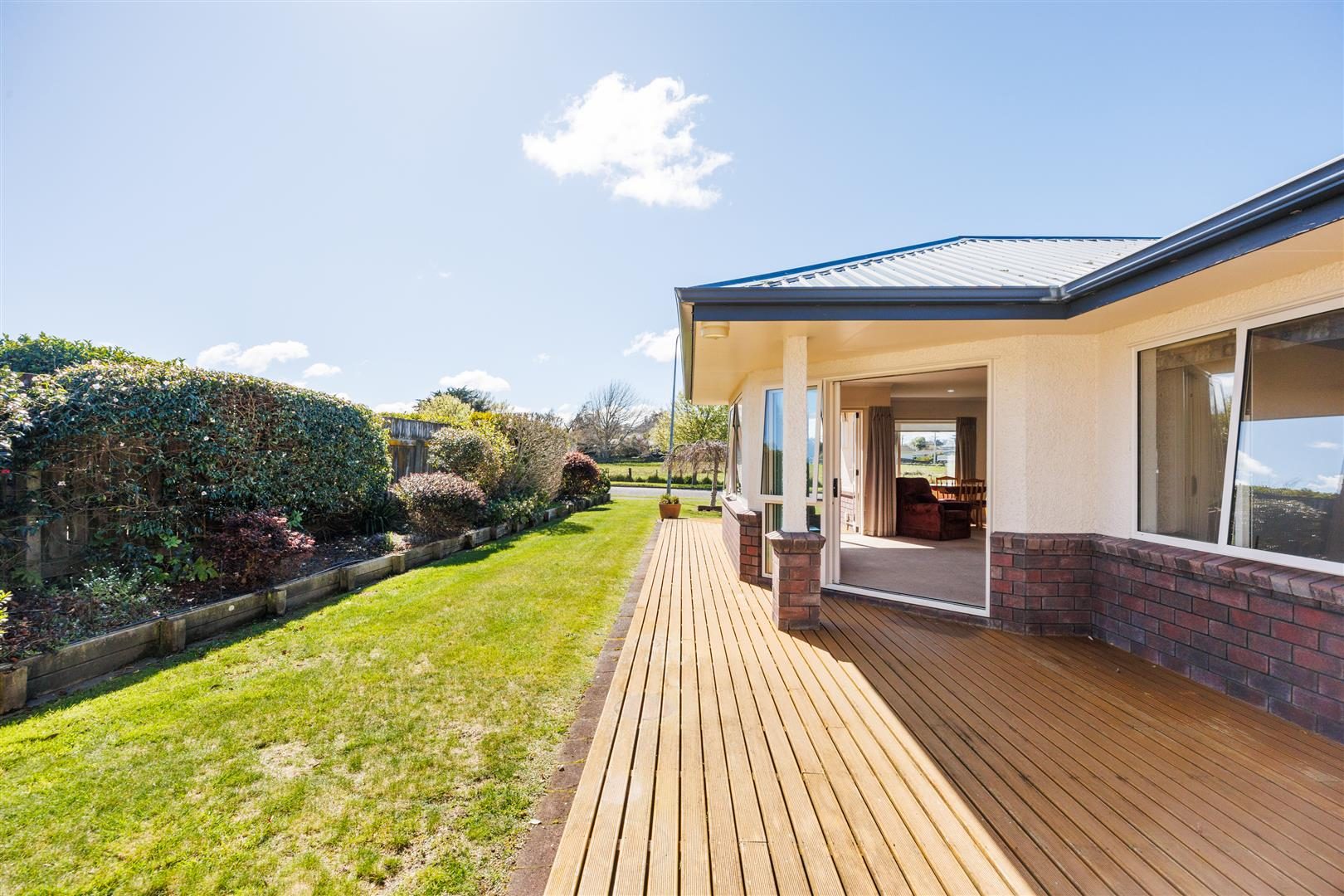 TEAM LEWIS - STUNNING SUN TRAP — slide 2