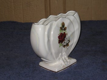 Listing 6 of 18 for Titian Vase T103 Titian Lustre Vase With Rose picture - beautiful & retro
