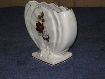 Listing 8 of 18 for Titian Vase T103 Titian Lustre Vase With Rose picture - beautiful & retro