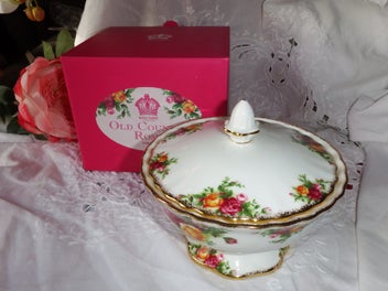 Listing 1 of 11 for Royal Albert Old Country Roses Lidded Box Boite - Lidded Bowl - NEW