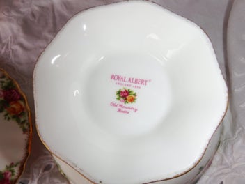 Listing 7 of 11 for Royal Albert Old Country Roses Lidded Box Boite - Lidded Bowl - NEW
