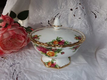 Listing 2 of 11 for Royal Albert Old Country Roses Lidded Box Boite - Lidded Bowl - NEW
