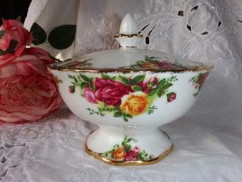 Listing 10 of 11 for Royal Albert Old Country Roses Lidded Box Boite - Lidded Bowl - NEW