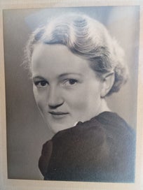 Listing 8 of 9 for Old NZ portrait photo woman b&w Standish & Preece studio photographers