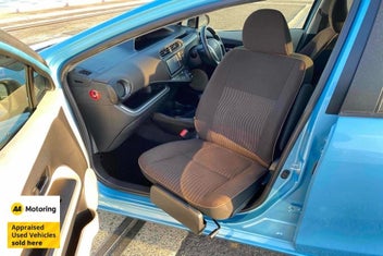 Toyota Aqua 2013 photo 2
