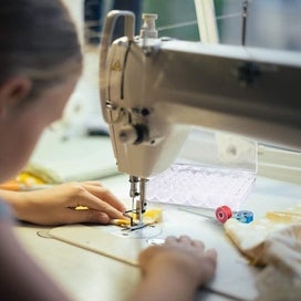 Listing 4 of 5 for Sewing Machine Bobbins, Multiple Plastic Bobbins With Case Sewing Machine Access