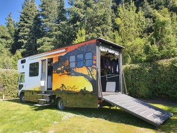 Motorhome/Toy Hauler - 8.9m
