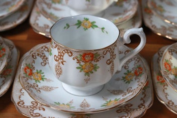 Listing 6 of 11 for ROYAL ALBERT VINTAGE 21 PIECE TEASET
