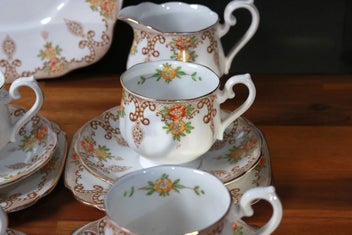 Listing 9 of 11 for ROYAL ALBERT VINTAGE 21 PIECE TEASET